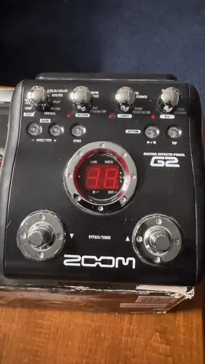 Zoom G2 pedal, View more