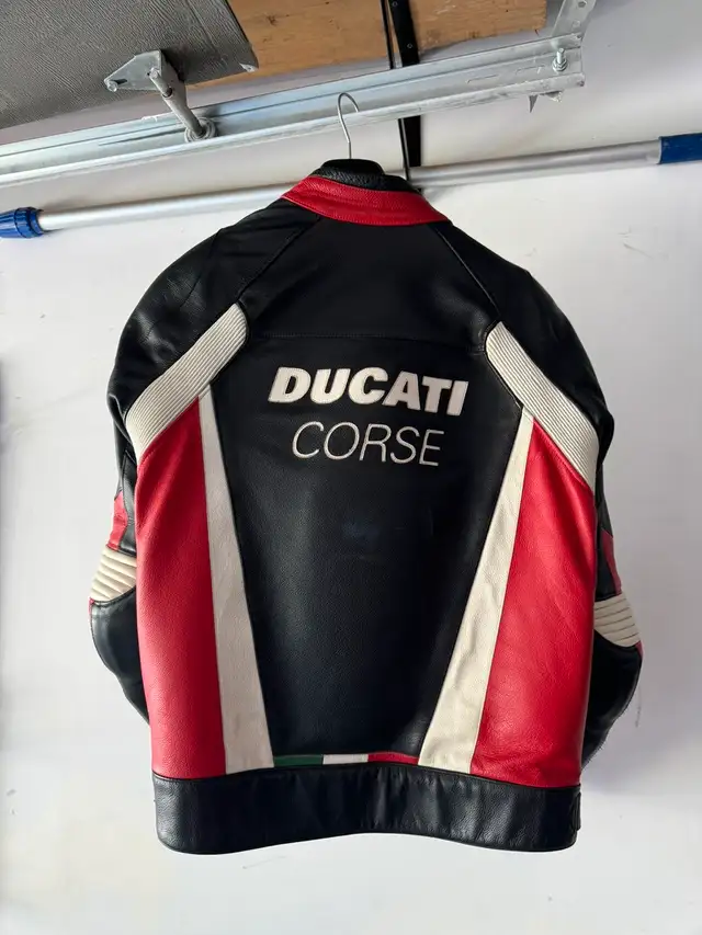 Motorcycle leather jacket (56) and pants (54)62864363549569121