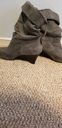 Grey womans boots