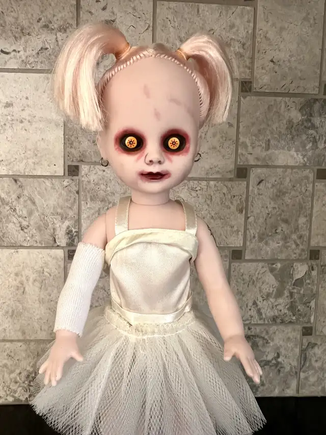 Living Dead Dolls - Lulu in Arts & Collectibles in Oshawa / Durham Region - Image 4