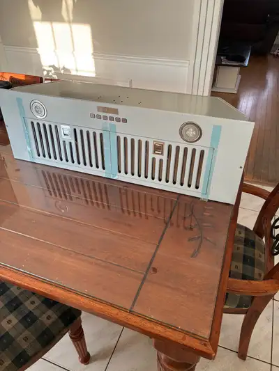 Hotte de cuisine encastrée haut de gamme Hauslane, parfaite pour une cuisine moderne. Design élégant...