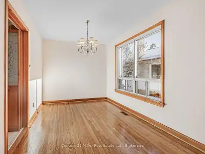 Room for rent at Kerr Village, oakville, in s house with 3 bedrooms, shared kitchen.