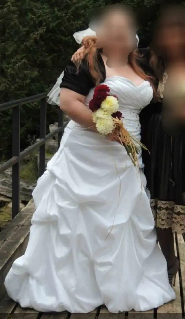 WEDDING DRESS in Wedding in Kingston - Image 4