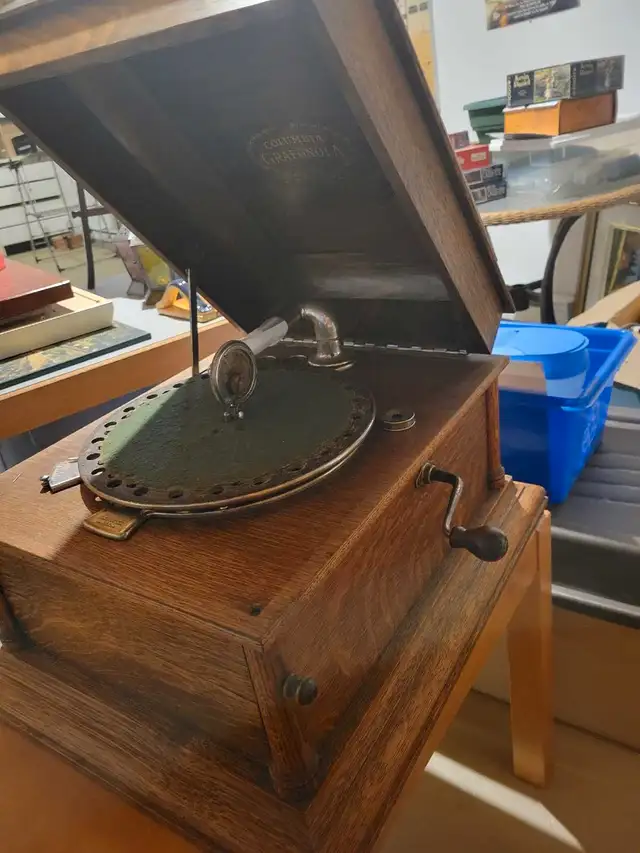 antique record player63234779603587121