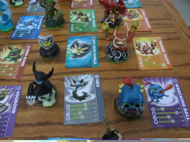 Skylanders Spyro's Adventure Figures Near Complete Set With Card in Other in Oakville / Halton Region - Image 6