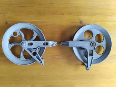 Deux (2) poulies en métal pour corde à linge. Clothes Line metal Pulley. Pour plus de renseignements...