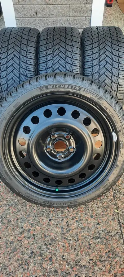 I have for sale a set of 225/40R/18 Michelin X Ice Snow winter tires in excellent condition. Manufac...