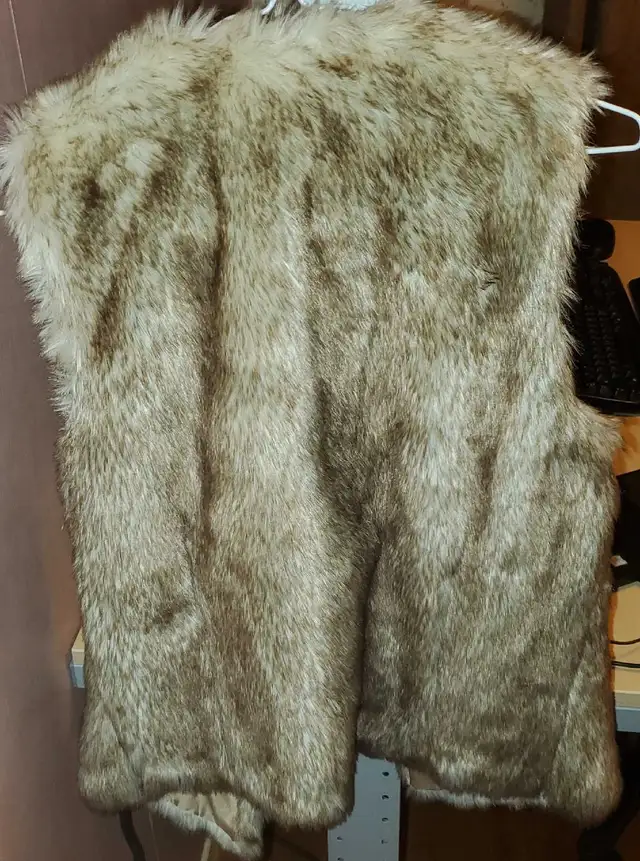 Dynamite Fur Vest - Size Medium in Women's - Tops & Outerwear in Markham / York Region - Image 4