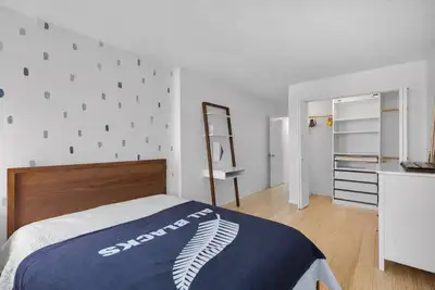 I am offering a room for rent in a modern 2-bedroom apartment, ideally located in downtown Montreal:...