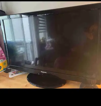 Rarely used older model flat screen. Picture is still great! 45” Comes with power cords but no remot...