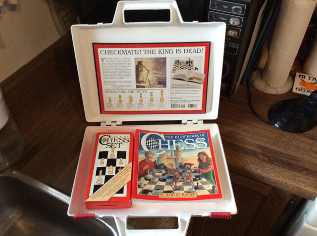 CHESS SET & BOOK & CARRY CASE 4 KIDS in Toys & Games in Winnipeg