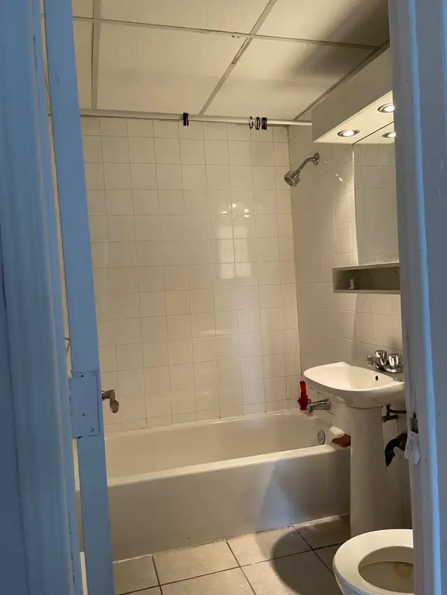 4 1/2 APPARTEMENT À LOUER, DISPONIBLE 1 MAI 2026, ST-MICHEL in Long Term Rentals in City of Montréal - Image 8