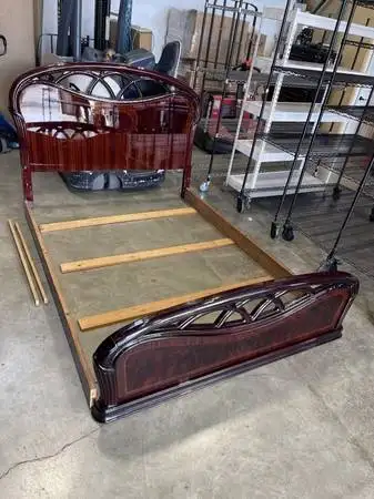 QUEEN SIZE LACQUERED BEDFRAME W/RAILS in Beds & Mattresses in Delta/Surrey/Langley - Image 2