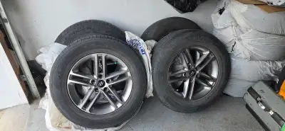 Je vends cet ensemble de quatre jantes en alliage équipées de pneus de dimension 235/65/17, parfaits...