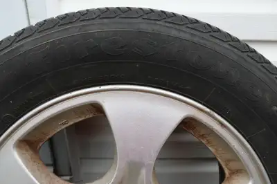 4 Mags avec pneus Firestone et Motomaster 215/60/R16 pour Subaru Forester. Bon pour encore un été.