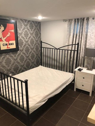 Basement private room, Clean, female students or grads, 2 min walk to University of Windsor, parking...
