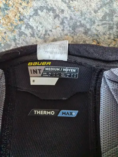 Bauer M5 Pro Intermediate M Shoulder pads, View more