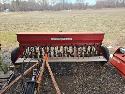 International drill seeder 16 run Field ready Has grass seed box Hydraulic cylinder lift (minus 100$...