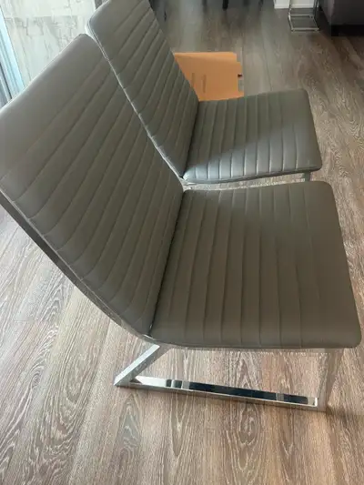 Deux belles chaises grises provenant de chez Bouclair. Très peu utilisé seulemen pour décorer. 28.5...