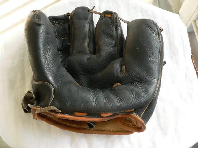 1950s Cooper Weeks Leather 3 Finger Baseball Glove. Groundhog. in Arts & Collectibles in Oakville / Halton Region - Image 9