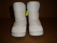 MUNCHKIN White Winter Boots  Size 6