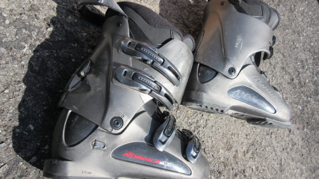Nordica 3.2 ski boots Mondo 27-27.5 in Ski in Ottawa - Image 3