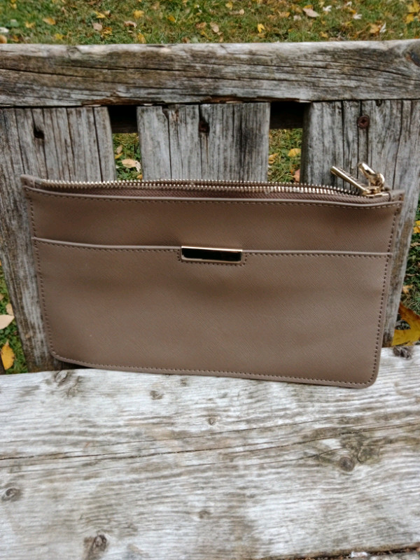 Wo!en's Danier Leather Clutch Purse, Genuine Leather, Stylish in Women's - Bags & Wallets in Oshawa / Durham Region - Image 4