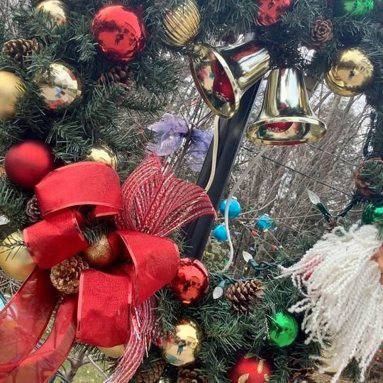 Couronne de Noël Illumine rouge Est grande et très belle. 60$ dans Décoration extérieure  à Laval/Rive Nord - Image 2