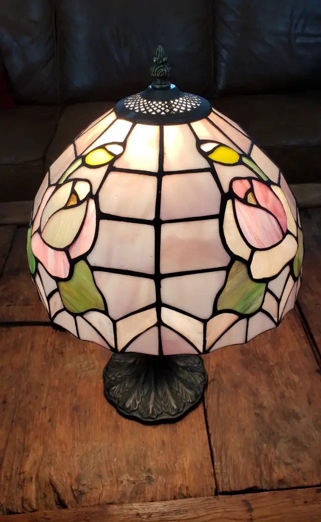 Tiffany Style Antique Stained Glass table Lamp in Arts & Collectibles in Calgary - Image 10