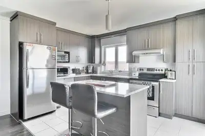 *PROMOTION 500$ EN CARTE CADEAU À LA REMISE DES CLÉS* Superbe 4½ + bureau (2 chambres + bureau) à lo...