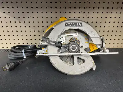 Dewalt DWE575 7 1/4” Circular Saw Item # 150709 In good working condition! For more power tools, equ...