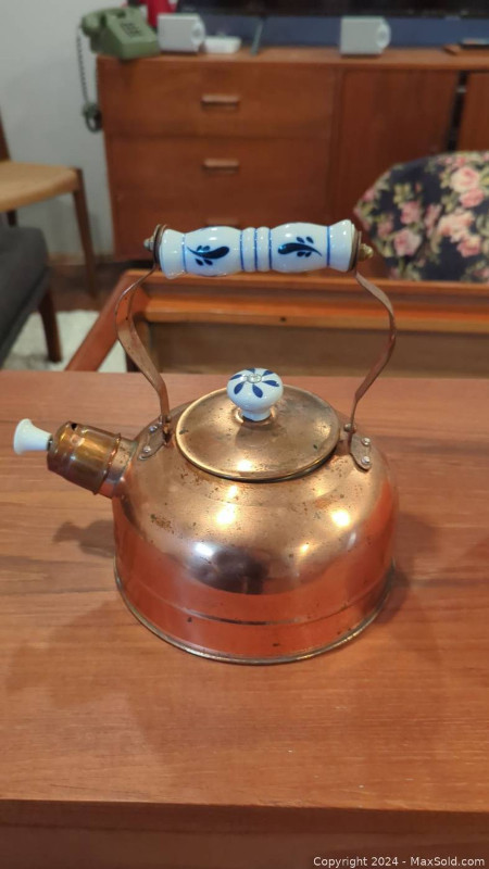 Copper Tea kettle in Arts & Collectibles in Kingston - Image 2