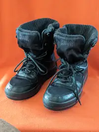 Boys size 9M laced winter boots