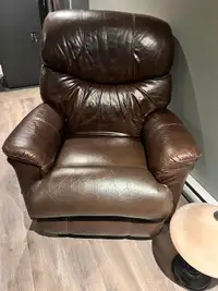 Fauteuil berçant en cuir rétractable de marque Elran