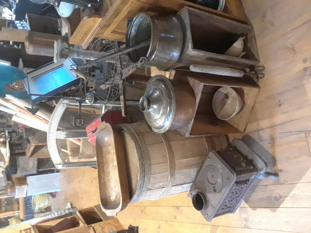 Baril, caisse de bois, fanal, roue de charrette, ski de bois, dans Art et objets de collection  à Shawinigan - Image 3