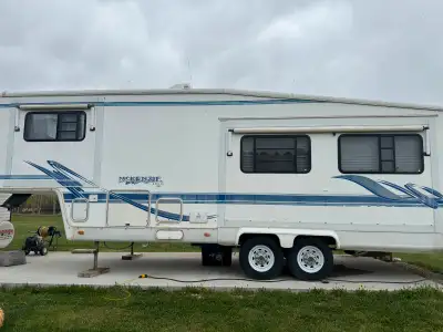 1998 McKenzie 31 ft.5th Wheel Trailer :New flooring, new tires, new awning. Just been sitting on con...