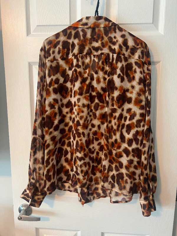 Jones New York Leopard Print Sheer Long-Sleeve Button-Up Blouse! in Women's - Tops & Outerwear in Calgary - Image 4