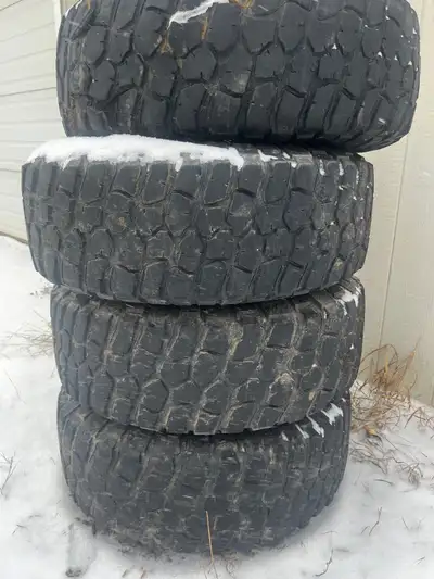 8 stud Cummins stock rims with tires 