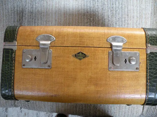 Vintage Tweed Travel Case Excellent Condition in Other in Woodstock - Image 11