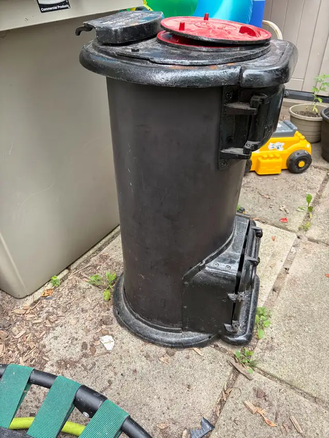 : Antique Harriston Cast Iron Wood/Coal Stove – No. 24 in Other in London - Image 4