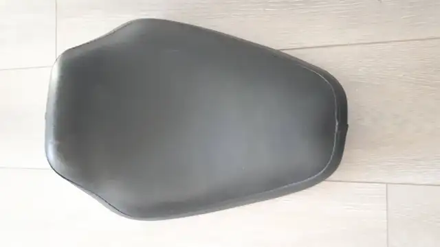 Harley Sportster seat (1970 era) - like new - 15&1/2 inches long in Motorcycle Parts & Accessories in Markham / York Region - Image 2