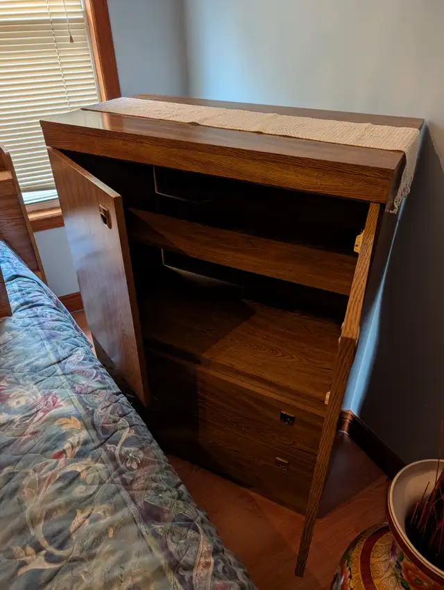 Vintage Canadian Made 6 Piece Bedroom Set in Dressers & Wardrobes in City of Toronto - Image 6