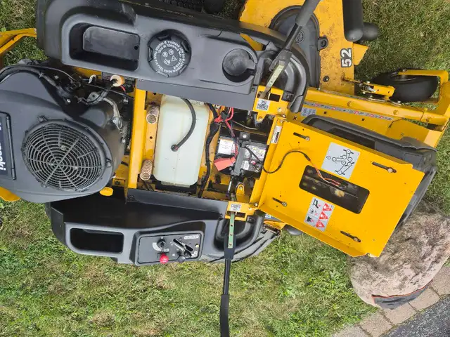 52" Hustler Raptor zero turn in Lawnmowers & Leaf Blowers in Markham / York Region - Image 5