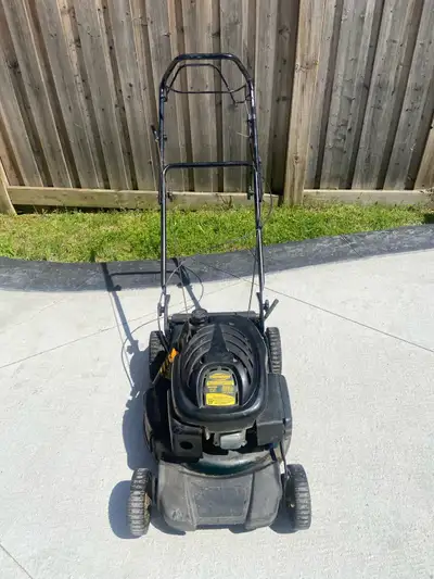 This pre-owned Yardworks 19-inch gas-powered lawn mower is ready to tackle your yard maintenance nee...
