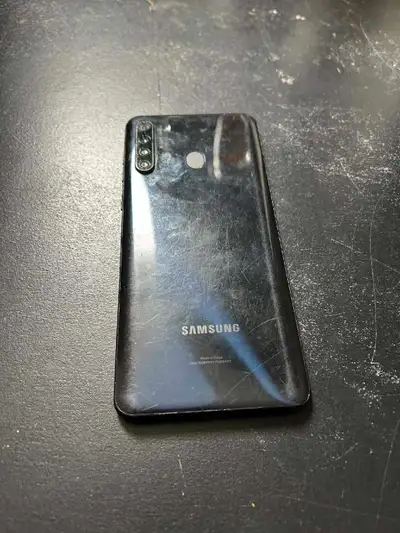 Hello i am selling an unlocked samsung galaxy A21 for 50$, it has a crack in the screen but still wo...