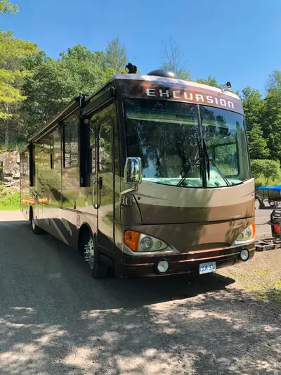 Loaded 17000. KM !!! Fueled everything works. Washer dryer. Flat screens front and rear three slides...