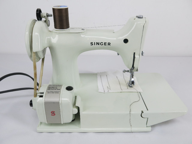 Singer Featherweight 221K White sewing machine dans Loisirs et artisanat  à Hamilton - Image 2