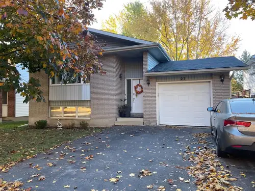Spacious 2 bedroom upper unit in house within minutes to downtown core. Utilities included, 2 parkin...