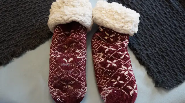 SLIPPER  SOCKS in Women's - Shoes in Norfolk County - Image 2
