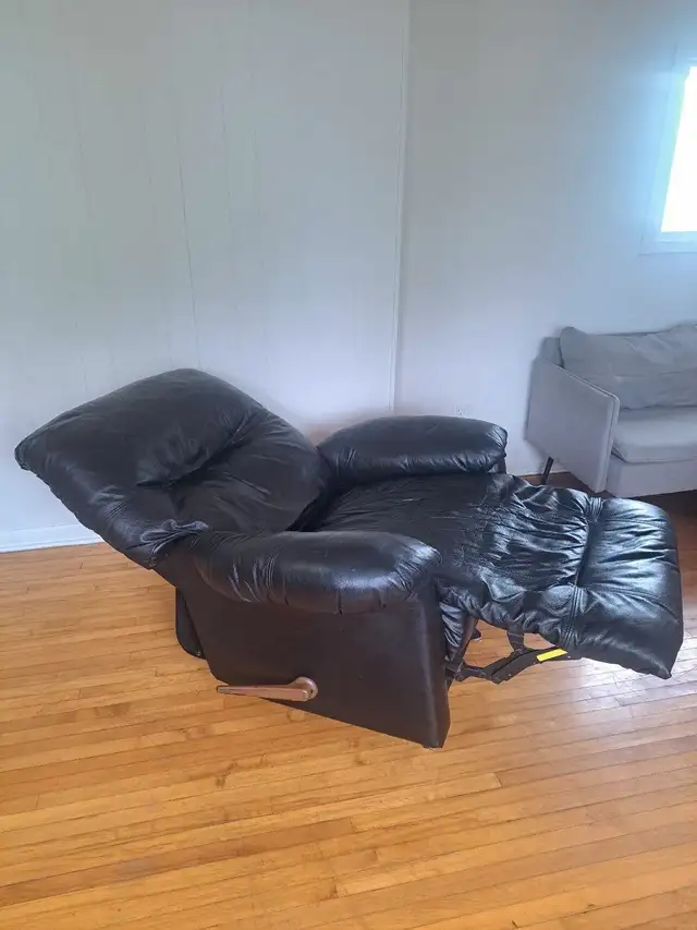 Leather Recliner in Chairs & Recliners in Kingston - Image 5